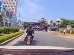 Tài xế hú hồn với nữ Ninja núp bóng cây tránh nắng chờ đèn đỏ
