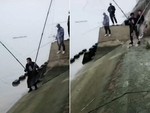 Cần thủ ngơ ngác với người đàn ông kéo lưới ngay chỗ câu