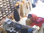 Chủ shop giày ngơ ngác vì nữ khách ăn mất tô mì tôm