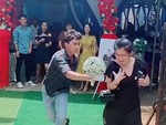 Cô gái bỏ chạy khi được chàng trai tặng hoa cưới