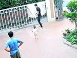 Bé trai nhún nhảy sung sướng khi thấy bố đi làm về
