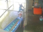 Pha đậu xuồng đi vào lòng đất