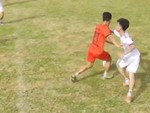 Cầu thủ chơi tiểu xảo bị trọng tài rút thẻ đỏ còn dở thói côn đồ
