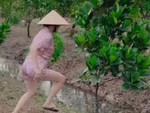 Cô gái vồ ếch khi nhảy qua kênh