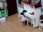 Bé gái lảo đảo như say rượu sau trò nghịch dại