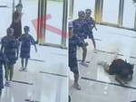 Cô gái dán mắt vào điện thoại bị võ sĩ nhí vô tình đốn ngã