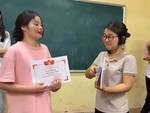 Nữ sinh đu trend lấy túi nilon đựng giấy khen suýt bị cô cho ăn dép