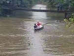 2 chàng trai chèo thuyền bị sóng xuồng máy đánh ngã xuống sông