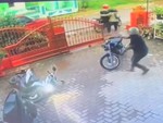 Tên trộm xe máy và chủ nhà hoảng hồn khi thấy nhau