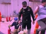 Người đàn ông phản ứng hài hước khi dập lửa bình gas