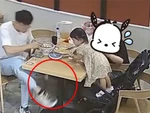 Bố phản xạ nhanh như điện khi con gái làm rơi đồ ăn