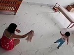 Bố mẹ sung sướng khi thấy con chập chững những bước đi đầu đời
