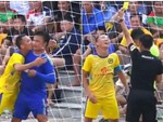 Chàng trai hôn má đối thủ bị trọng tài rút thẻ vàng