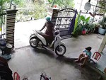 Cô út chở 2 cháu đi học nhưng lại  bỏ quên một đứa ở nhà