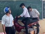 Học trò lầy lội làm 'lễ bàn giao xe máy' cho thầy giáo chủ nhiệm
