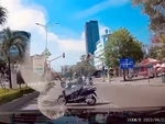 Tài xế mercedes hú hồn với nữ ninja dừng đèn đỏ tránh nắng