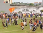 Cả làng tràn vào sân ăn mừng khi cầu thủ ghi bàn thắng