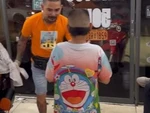 Bé trai bị anh thợ cắt tóc troll