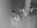 Chồng hú hồn vì giữa đêm bị vợ dọa ma