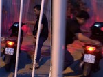 Chàng trai bị chó rượt chạy quanh xe máy