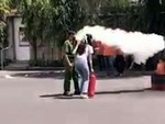 Pha cầm bình cứu hỏa dập lửa 'đi vào lòng đất' của cô gái