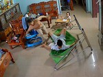 Chồng nằm võng ngã dập mông vì nũng nịu vợ