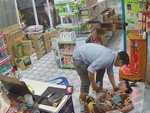 Vợ ngã chổng vó vì chồng đùa dai