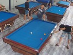 Chàng trai ngán ngẩm khi bạn liên tục lượm được siêu phẩm bida rùa