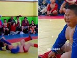 Cậu bé mếu máo khi bị đối thủ nhỏ hơn mình quật ngã