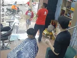 Nhân viên và khách đứng hình khi cửa kính cường lực bị vỡ