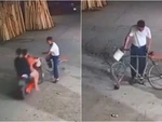 Người đàn ông đi xe đạp sang đường bị cô gái tông vênh bánh