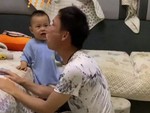 Bố vờ ăn vạ dỗ con nín khóc một nốt nhạc