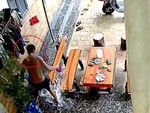 Chàng trai đứng hình vì trượt chân vỡ toang bình rượu quý