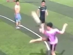 Siêu phẩm khó tin trên sân bóng phủi