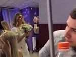 Chàng trai ngồi thất thần khi bạn gái bắt được hoa cưới