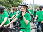 Hoa hậu Nguyễn Thanh Hà tươi cười rủ rê giới trẻ đi xe đạp
