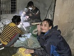 Ảnh vui sao Việt 11-11: Lê Thúy đội mưa đi nổ bỏng gạo cho chồng