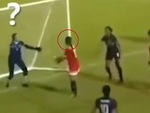 Nữ cầu thủ báo hại đội nhà bị penalty vì tưởng mình là thủ môn