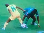 Cầu thủ dùng tay khều bóng qua người rồi ăn vạ kiếm penalty