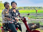 Ảnh vui sao Việt 19-11: Hoa hậu Ngọc Châu giản dị ra đồng cùng mẹ