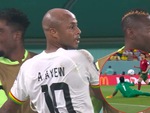 Cầu thủ Ghana đang mừng bàn thắng gỡ hòa thì đội nhà bị thủng lưới