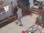 Bé trai chơi bóng bàn trong nhà làm vỡ màn hình tivi