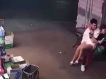 Cặp đôi ngã dập mông vì ngồi sập ghế