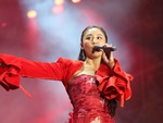 Văn Mai Hương 'xin phép' khán giả đọc rap thay vì hát