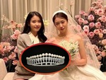 IU chơi lớn, tặng hẳn vương miện ngọc trai làm quà cưới cho Ji Yeon