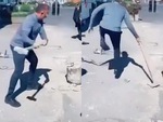 Người đàn ông nhảy chân sáo khi dùng búa đập cục bê tông