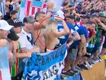 Fan nữ Argentina cởi phăng áo, để ngực trần cổ vũ đội nhà