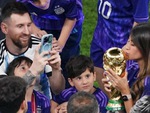 Messi phục vụ vợ 'sống ảo', được 'thưởng nóng' ngay buổi lễ trao giải