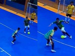 Đồng đội báo hại thủ môn thủng lưới vì làm màu trước khung thành