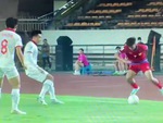 Cầu thủ Lào gây cười khi trổ tài kỹ thuật xoay 360 độ để qua người